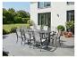 Tuinmeubelset met grijze tafel en acht stoelen op een terras.