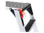 Close-up van een aluminium vouwtrap met antislip treden.