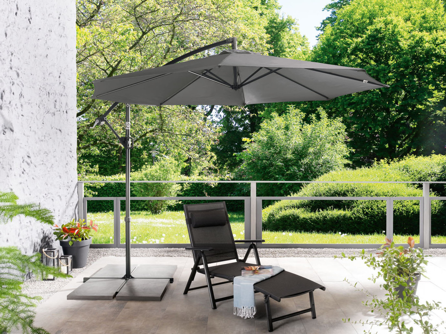 Dan tabak Bungalow LIVARNO home Zwevende parasol Ø 300 cm, handzwengel