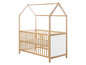 Un lit bébé en bois avec un toit en forme de maison.