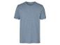 Een effen blauwe t-shirt met korte mouwen.