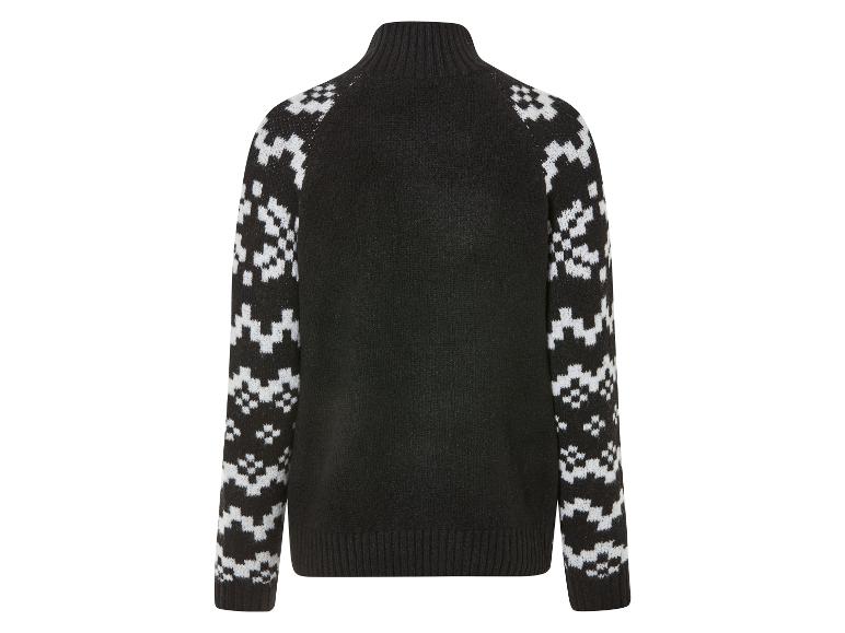 Pull noir avec des motifs géométriques blancs sur les manches.