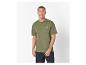 T-shirt vert olive et shorts pour homme, style décontracté.
