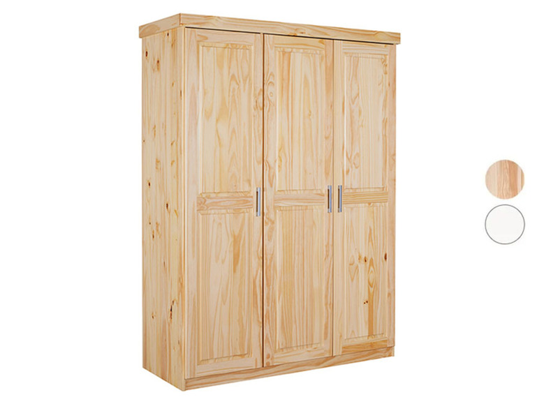 Een houten kledingkast met drie deuren.