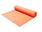 Oranje yogamat, gedeeltelijk opgerold
