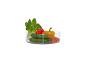Légumes frais : pak choi, poivrons, concombres et carottes dans un bol en verre.