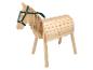 Houten speelpaard met groen hoofdstel en touwen manen.