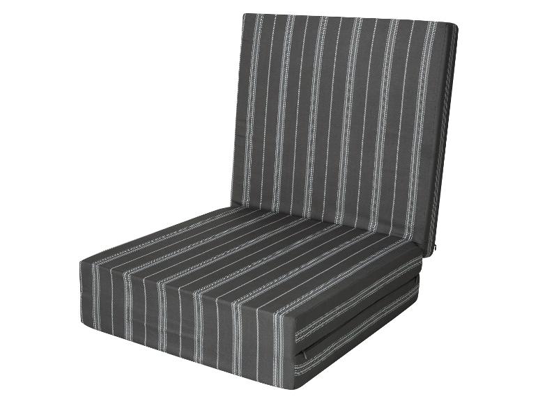Een grijze gestreepte vloerstoel met een opvouwbaar ontwerp, rechtopstaand.