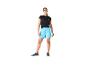 Zwart t-shirt, lichtblauwe shorts en sportschoenen voor vrouwen.