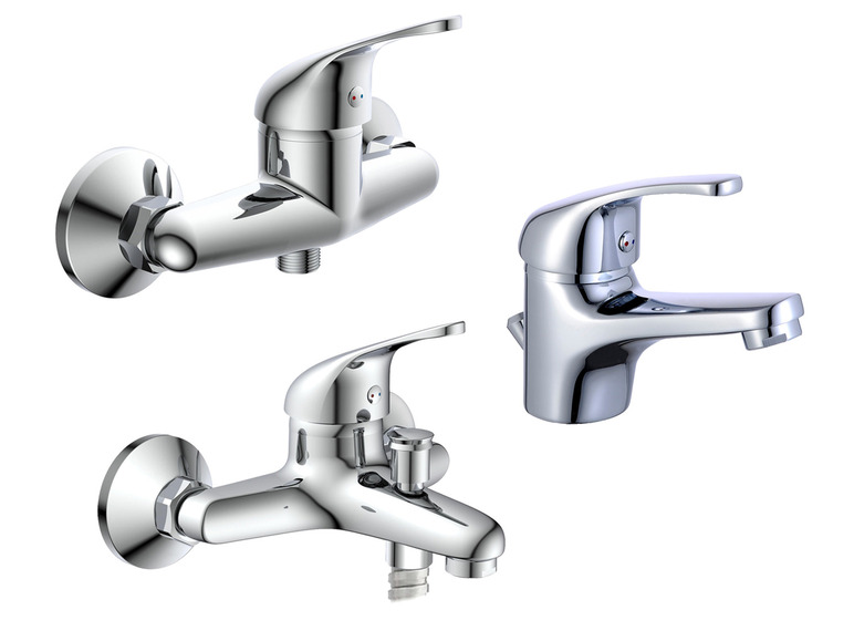 Drie chromen kranen voor badkamer of keuken.
