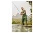 Visser in groene waders vist met een hengel.