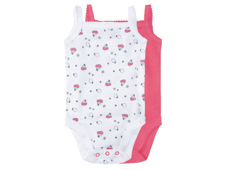 Twee baby-rompers, een met een print van kersen en citroenen en een roze romper.