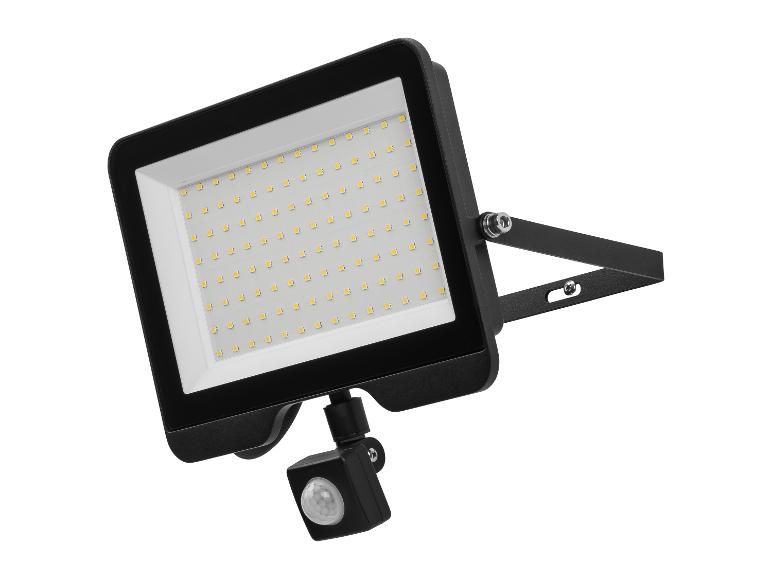 Zwarte LED-schijnwerper met bewegingssensor, schuin afgebeeld.