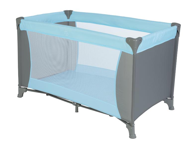 Een babybedje met een lichtblauw frame en mesh zijkanten.
