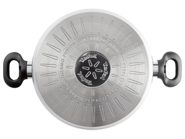 Une casserole Tefal en acier inoxydable avec un fond induction.