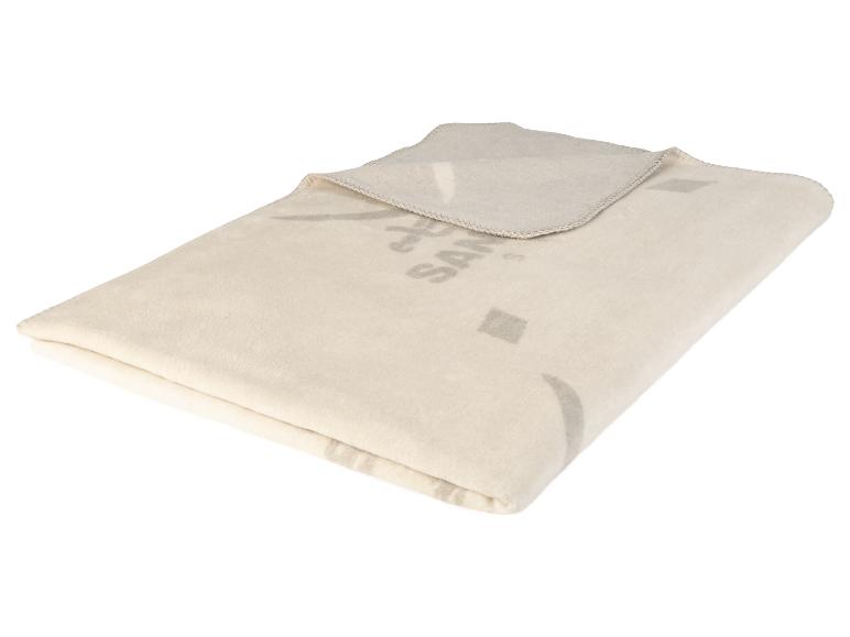 Een gevouwen beige deken met een grijs patroon.
