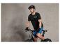 Un homme sur un vélo noir avec un casque et des gants Craft.