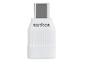 Witte USB-C adapter met de tekst 'sanitas' erop.