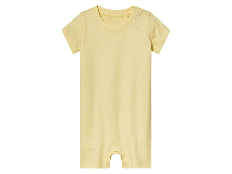 Une grenouillère jaune pour bébé avec des étoiles blanches.
