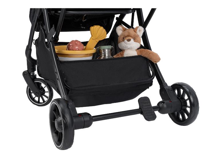 Une poussette avec un panier plein de jouets.