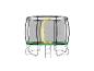 Groene trampoline met veiligheidsnet en ladder