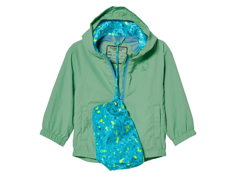 Une veste verte à capuche, avec un petit sac à imprimé camouflage