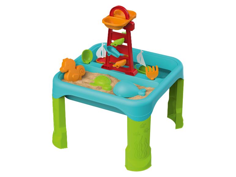 Table à sable et à eau avec accessoires, tels que moules, râteaux et pelles.