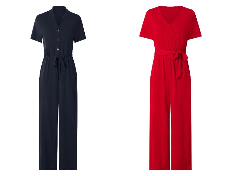 Deux combinaisons pour femmes : une bleu marine boutonnée et une rouge avec col en V et ceinture à nouer.