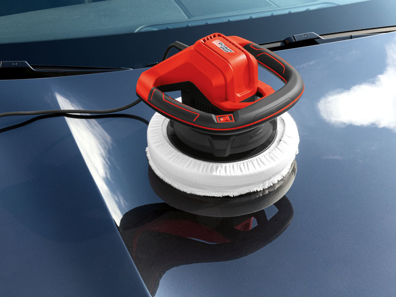 Une polisseuse Einhell rouge sur une voiture noire
