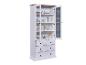 Armoire de cuisine blanche avec trois tiroirs et porte en verre.