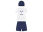 Un t-shirt blanc à manches courtes avec l'inscription 'Deep See Adventure', un short bleu et une casquette bleue.