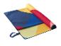 Kleurrijke strandhanddoek met geometrisch patroon, deels opgerold, met een blauwe band.