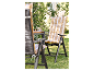 Twee opvouwbare tuinstoelen met gestreepte kussens op het gras.