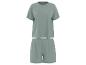 Groene dames pyjamaset met T-shirt en korte broek.