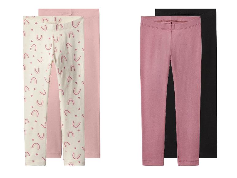 Set van vier kinderleggings: twee roze, één met regenboogprint en één zwarte.