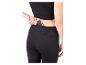 Femme en leggings noirs avec un téléphone dans la poche arrière.