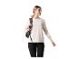 Femme souriante avec sac à dos gris, t-shirt beige à manches longues et leggings noirs.