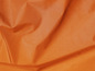 Een oranje stof, gevouwen