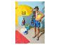 Man in zomerse strandkleding met parasol, handdoek, korte broek en slippers.