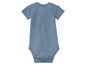 Een lichtblauwe romper voor baby's