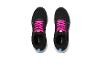 Een paar zwarte sportschoenen met felroze veters en blauwe details.