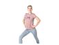Vrouw in een roze T-shirt en lichtblauwe legging in een trainingshouding.