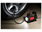 Ultimate UMK 10 E4 compressor met LED-lamp, aangesloten op een auto.