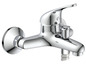 Een chromen badkraan met thermostaat en handdouche.