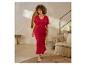 Robe longue rouge et sandales : mode féminine et élégante.