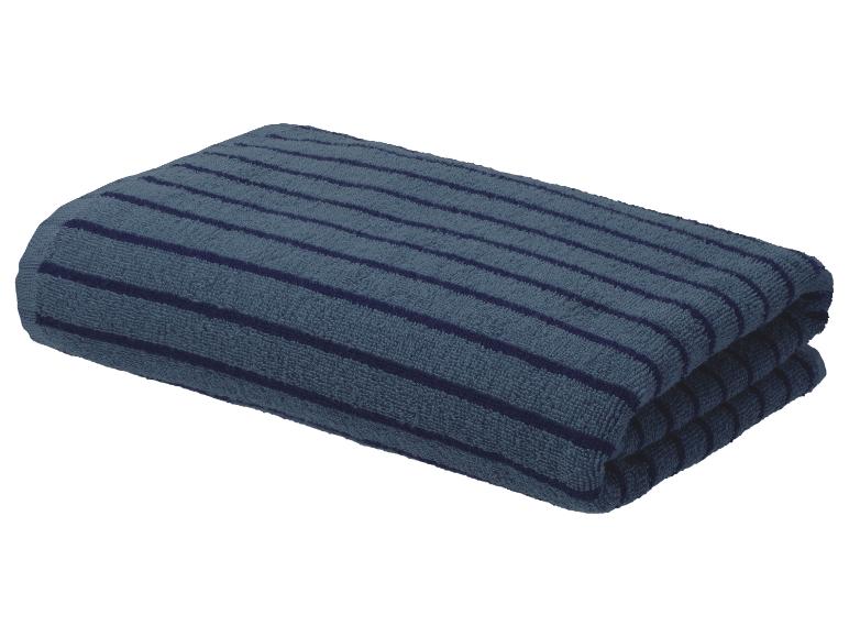 Opgevouwen donkerblauwe gestreepte handdoek.