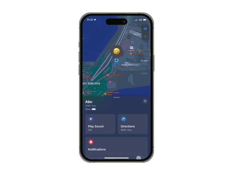 Un smartphone avec une application de carte affichant la localisation et les options de navigation.