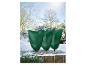 Trois housses de protection vertes pour plantes dans la neige.