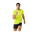 Homme en t-shirt jaune fluo et short noir, vêtements de sport.