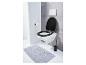 Toilet met zwart toiletbril en grijze badmat.